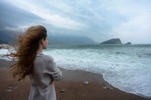 Deep Akele Shayari for Silent Reflections